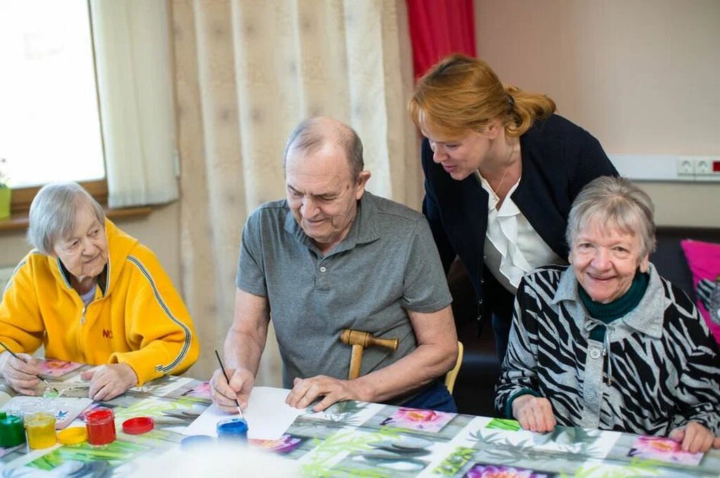 Помощь в доме престарелых для больных с Альцгеймером 