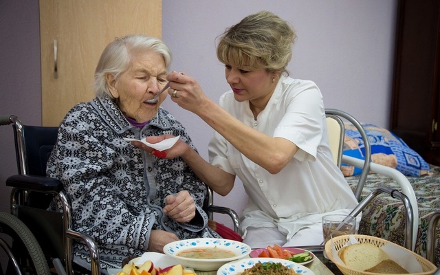 Помощь тяжелобольных пожилым людям